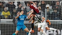 Usaha Milan untuk mencari gol menyeimbang skor menjadi 1-1 baru tercipta di menit ke-28. Adalah Leonardo Bonucci yang mencatatkan namanya di papan skor lewat sundulan. (Foto: Alessandro Garofalo/Reuters)