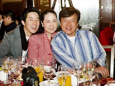 Ngemil Lolipop hingga Ngopi, Ini Gaya Keren Aktor Laga Legendaris Jackie Chan