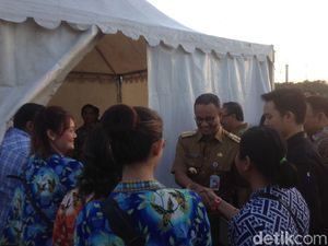 Berseragam Dinas, Anies Hadiri Perayaan Paskah GBI Glow di Monas Berseragam Dinas, Anies Hadiri Perayaan Paskah GBI Glow di Monas