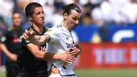 Joao Gervasio Braganca dari Los Angeles FC bahkan sampai harus melingkarkan kedua tangan di tubuh Ibrahimovic demi meredam si singa Swedia. (Foto: Jayne Kamin-Oncea/Getty Images)