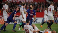 Upaya Barca menipiskan ketertinggalan akhirnya membuahkan hasil di menit ke-88 lewat tendangan akrobatik Luis Suarez. Foto: Jon Nazca/Reuters