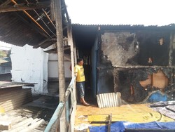 Pesta Kecil di Tengah Puing Kebakaran Taman Kota