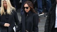 Cara Unik Victoria Beckham Pakai Tas, Ribet Tapi Tetap Modis