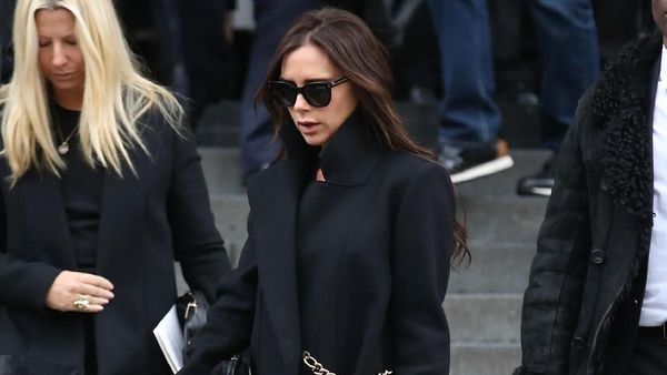 Cara Unik Victoria Beckham Pakai Tas, Ribet Tapi Tetap Modis