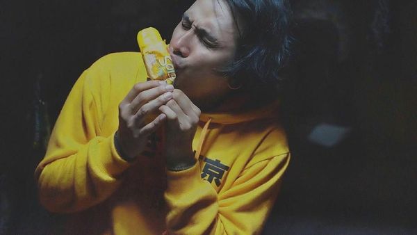 Dikenal dengan Tatonya, Ini Aksi Vicky Nitinegoro Makan Es Krim dan Ayam Goreng