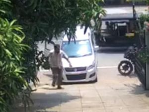 Rem Tangan Lupa Ditarik, Suzuki Karimun Wagon R Gelinding Sendiri Rem Tangan Lupa Ditarik, Suzuki Karimun Wagon R Gelinding Sendiri