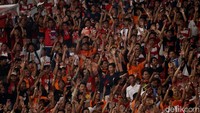 Jakmania membalas hal serupa dari tribun penonton.