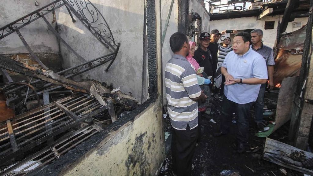Anggota DPR Bantu Korban Kebakaran Taman Kota Anggota DPR Bantu Korban Kebakaran Taman Kota