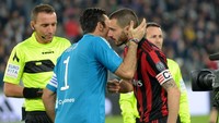 Laga tandang Milan ini menjadi awal kembalinya Leonardo Bonucci ke markas Juventus. Namun, dia datang untuk sebagai lawan dan kapten Rossoneri. (Foto: Massimo Pinca/Reuters)
