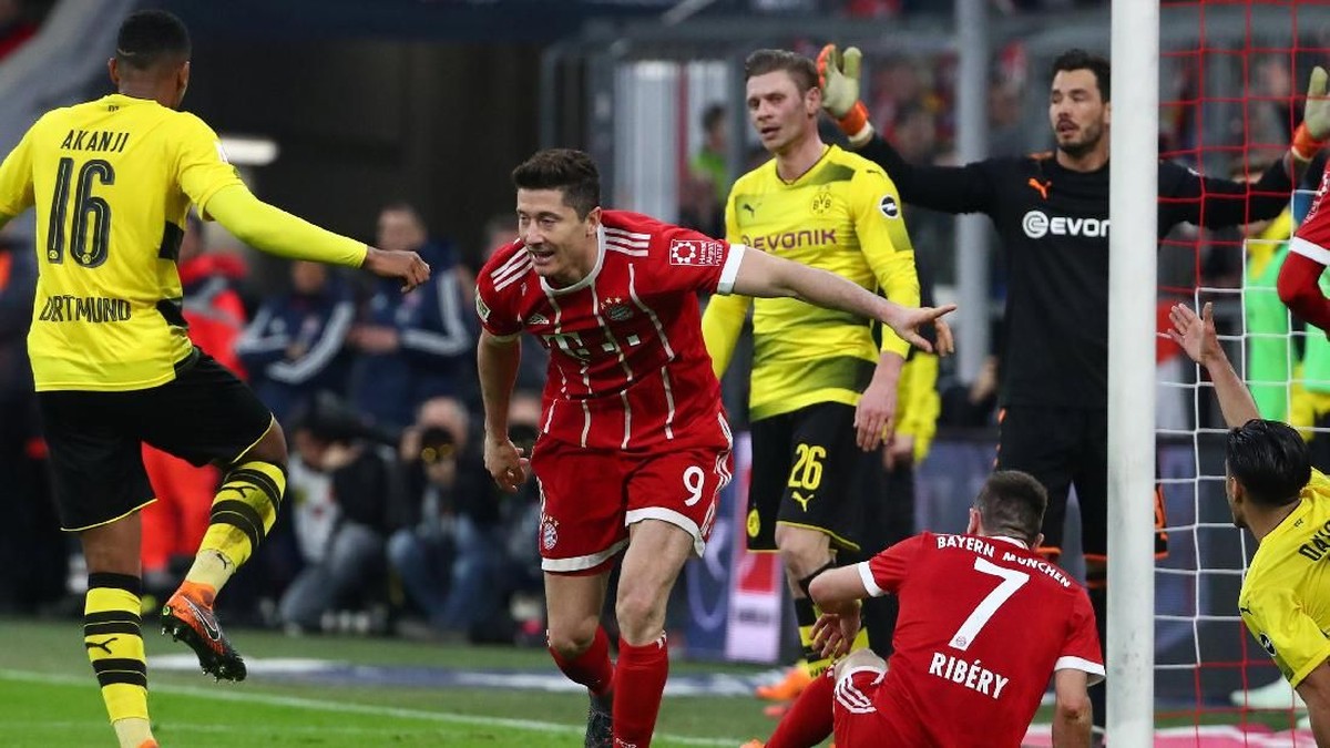 Robert Lewandowski mencetak hat-trick ke gawang Borussia Dortmund. (Foto: Michael Dalder /Reuters)