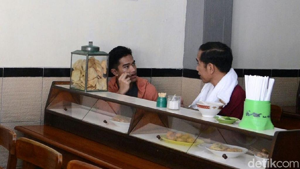 Momen Jokowi Berbincang 4 Mata dengan Kaesang di Rumah Makan Soto