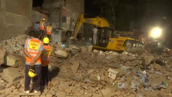 Penampakan Hotel Runtuh di India yang Tewaskan 10 Orang