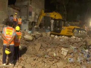 Penampakan Hotel Runtuh di India yang Tewaskan 10 Orang Penampakan Hotel Runtuh di India yang Tewaskan 10 Orang