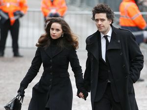 Felicity Jones Diam-diam Menikah dengan Sutradara Charles Guard