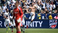 Dalam rentang waktu sekitar 20 menitnya bermain, Ibrahimovic juga unjuk aksi dengan langsung membobol gawang lawan. Tak tanggung-tanggung, ia mencetak dua gol untuk LA Galaxy. (Foto: Gary A. Vasquez-USA TODAY Sports)