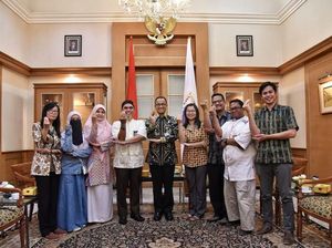 Momen Anies Belajar Bahasa Isyarat dari Teman-teman Tuli