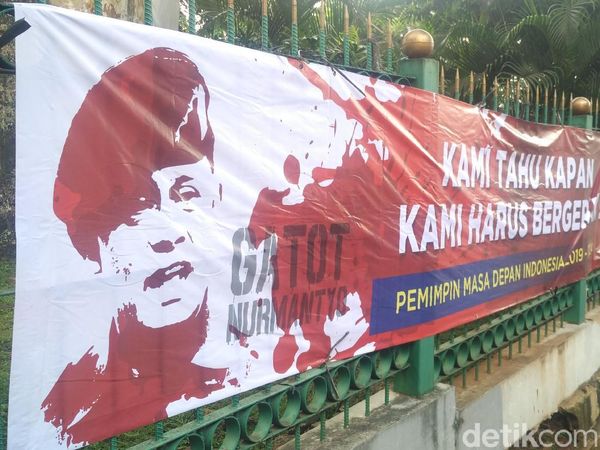 Foto: Spanduk Pemimpin Masa Depan Muncul Usai Gatot Pensiun