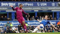 Raheem Sterling memperbesar keunggulan Manchester City pada menit ke-37. Ini adalah gol ke-21 Sterling musim ini, topskorer City kedua di bawah Sergio Aguero. (Carl Recine/Reuters)