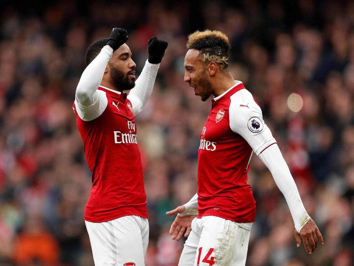 Pierre-Emerick Aubameyang dan Alexandre Lacazette saat merayakan gol Arsenal ke gawang Stoke City. (Foto: John Sibley/Action Images via Reuters)