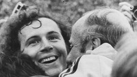 Pemain timnas Jerman, Franz Beckenbauer, juga membukukan 14 kemenangan hasil dari 18 kali bertanding. Dia cuma tiga kali menelan kekalahan. (Foto: Keystone/Getty Images)