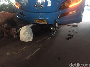 Pemotor Nyaris Terlindas Bus TransJ di Rawamangun