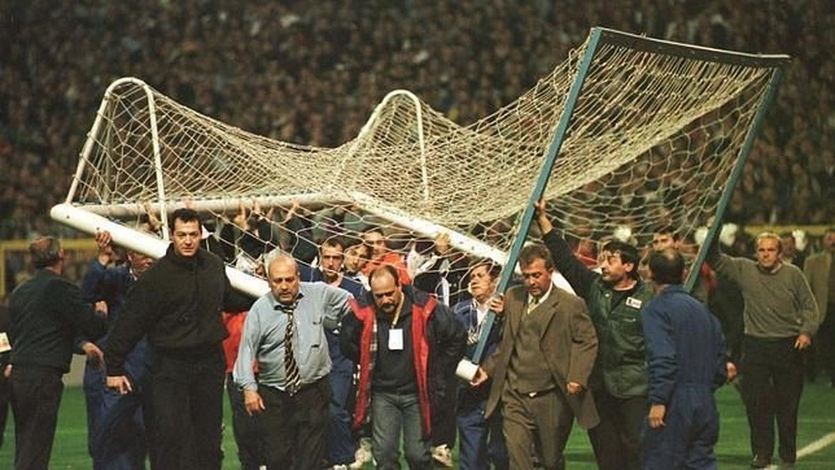 Gawang di Santiago Bernabeu pernah roboh karena ulah fans (intrafutbol)