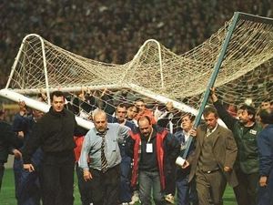 Robohnya Gawang Santiago Bernabeu