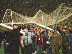 Robohnya Gawang Santiago Bernabeu