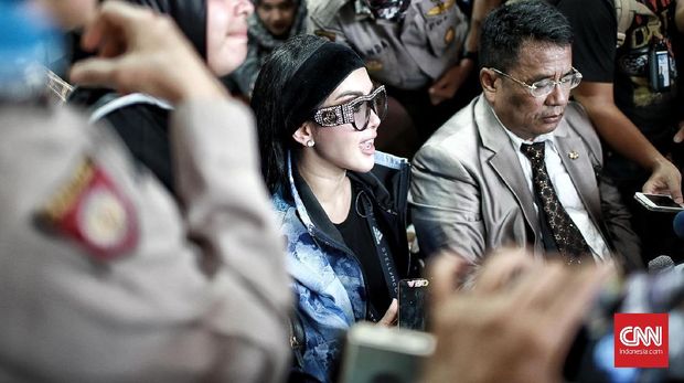 Syahrini datang ke sidang lanjutan First Travel didampingi pengacara Hotman Paris.