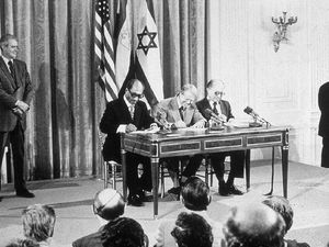 Dari Kisah Asmara sampai Sarung Golkar