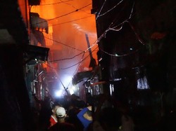 Kebakaran Rumah di Jembatan Besi Padam, 1 Petugas Damkar Alami Luka