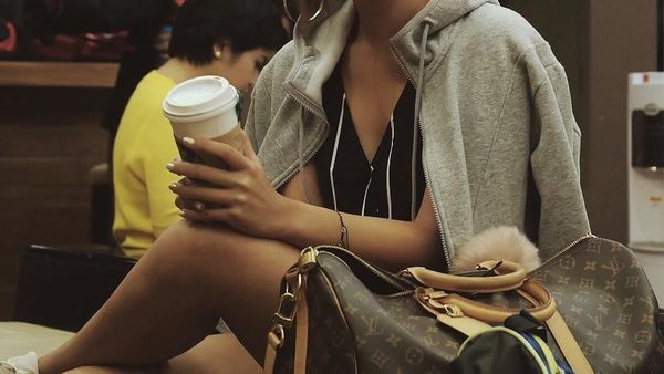 10 Pose Cantiknya Maria Selena Ketika Meracik dan Menikmati Kopi