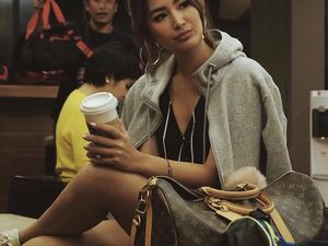 10 Pose Cantiknya Maria Selena Ketika Meracik dan Menikmati Kopi