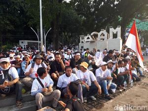 Tukang Pulsa Demo Pembatasan Registrasi SIM Card di Depan Istana