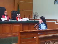 Kipas-kipas, Syahrini: Boleh Lepas Jaket Pak? Saya Kegerahan