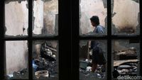 Mengais Puing-puing Sisa Kebakaran di Tambora