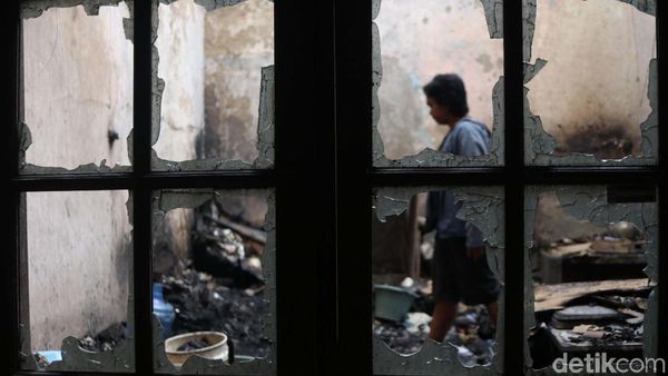 Mengais Puing-puing Sisa Kebakaran di Tambora