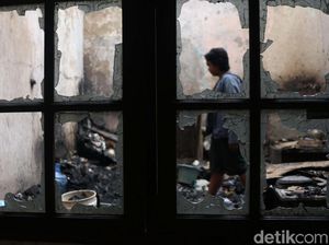 Mengais Puing-puing Sisa Kebakaran di Tambora Mengais Puing-puing Sisa Kebakaran di Tambora