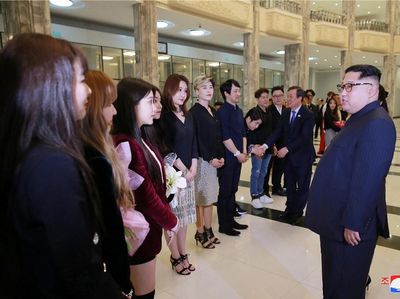 Gaya Kim Jong Un Nikmati Konser Bintang K-Pop di Pyongyang