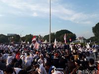 Tukang Pulsa Demo Pembatasan Registrasi Sim Card di Depan Istana