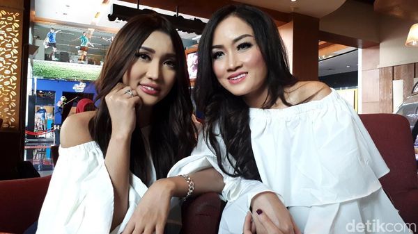 Lucinta Luna, Kok Tangannya di Dagu Terus?