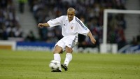 Roberto Carlos meraih Piala Dunia 2002 bersama Brasil dengan mengalahkan Jerman 2-0 di final. Satu setengah bulan sebelumnya, ia membantu Real Madrid mengalahkan Bayer Leverkusen di final Liga Champions 2002. Foto: Phil Cole/Getty Images