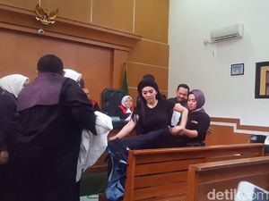 Foto: Saat Syahrini Kegerahan di Sidang First Travel