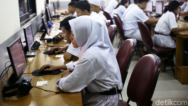 Para pelajar kelas 12 SMK 1 Jakarta mengikuti ujian nasional berbasik komputer (UNBK). Total ada 1.485.302 siswa dari 13.054 sekolah…</div>
                        <!--read more button-->
                        <a class=