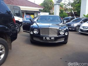 Naik Bentley, Syahrini Tiba di PN Depok Jadi Saksi First Travel Naik Bentley, Syahrini Tiba di PN Depok Jadi Saksi First Travel