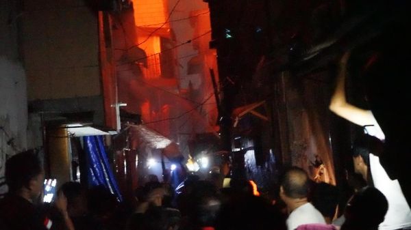 Foto: 4 Jam Proses Pemadaman Kebakaran Rumah di Jembatan Besi