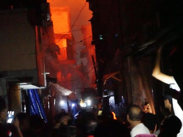 Foto: 4 Jam Proses Pemadaman Kebakaran Rumah di Jembatan Besi