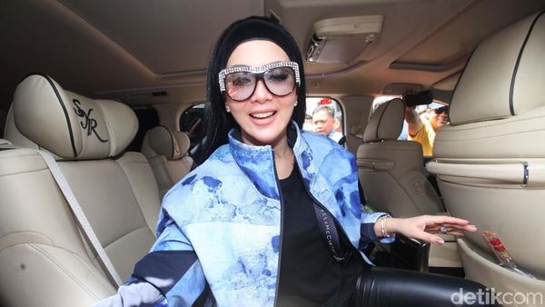 Foto: Detail Gaya Syahrini di Sidang First Travel yang Capai Rp 11 M