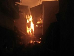 Kebakaran di Jembatan Besi Diduga dari Rumah Konveksi