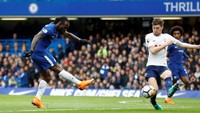 Meski Spurs lebih unggul dalam penguasaan bola, Chelsea lebih banyak menciptakan peluang berbahaya, salah satunya lewat tembakan Victor Moses. Foto: Peter Nicholls/Reuters